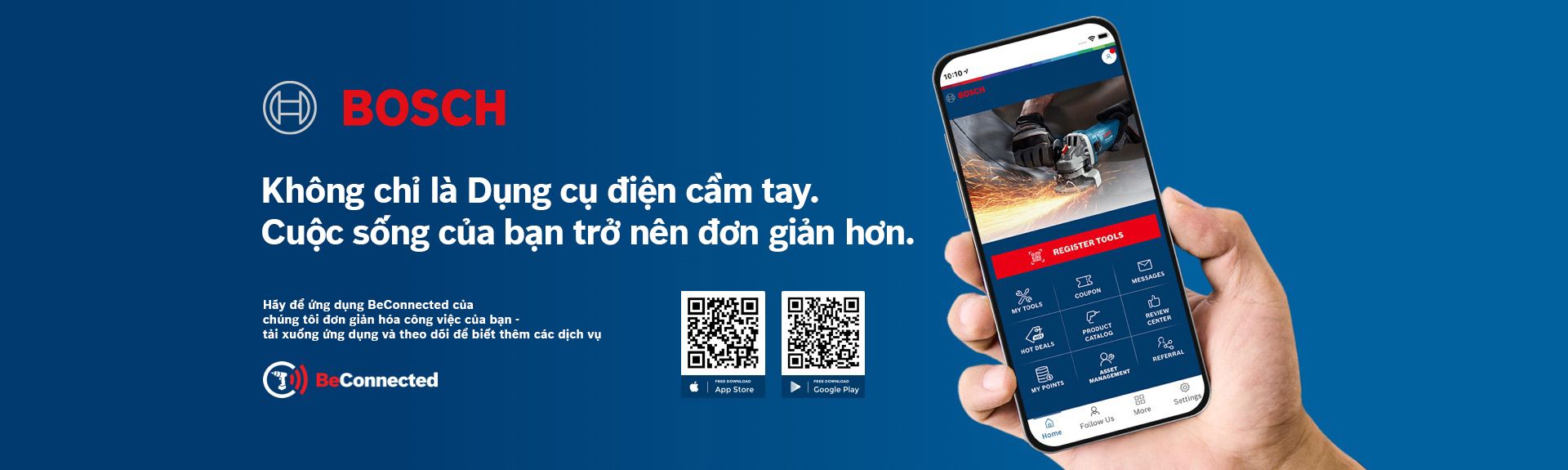 Một bàn tay đang cầm điện thoại thông minh có ứng dụng Bosch trên nền xanh.