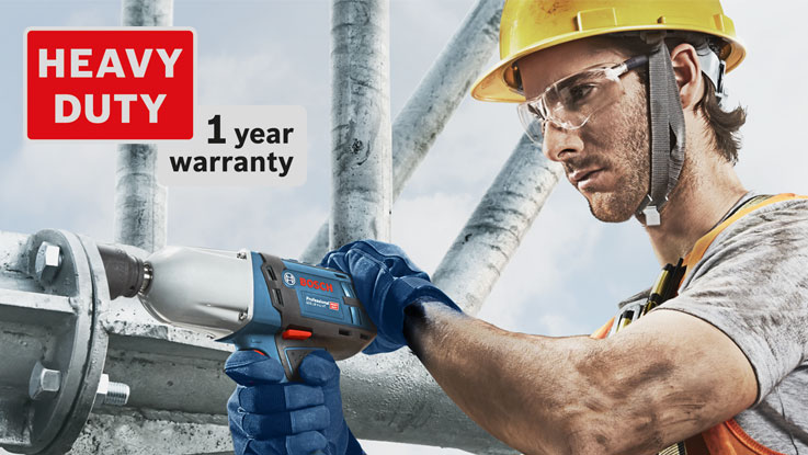 Một công nhân đội mũ bảo hiểm đang sử dụng tua vít không dây Bosch Professional màu xanh.