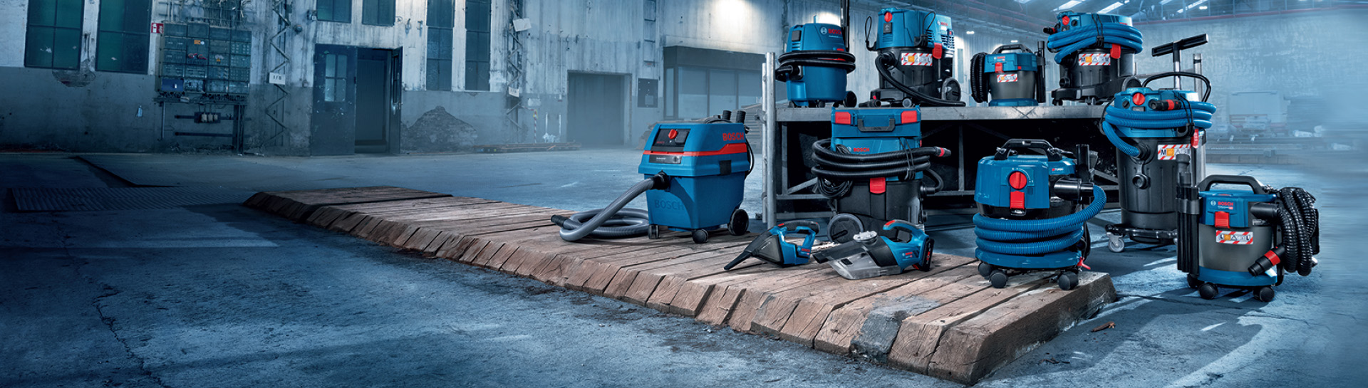 Nhiều dụng cụ chuyên nghiệp của Bosch được đặt trên một pallet gỗ.