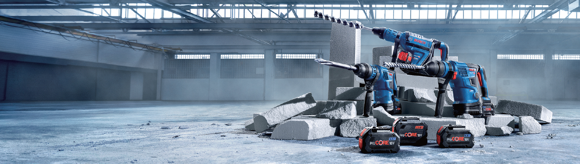 Hai dụng cụ Bosch Professional màu xanh đứng cạnh những bộ phận bê tông màu xám.