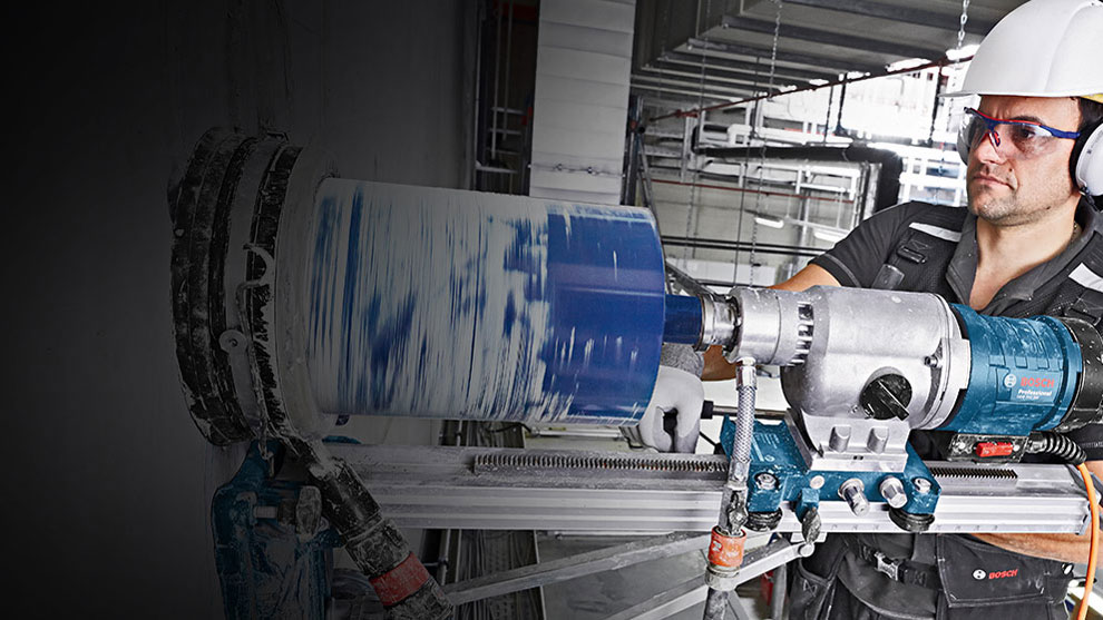 Một người thợ thủ công sử dụng máy khoan Bosch Professional trên tường.