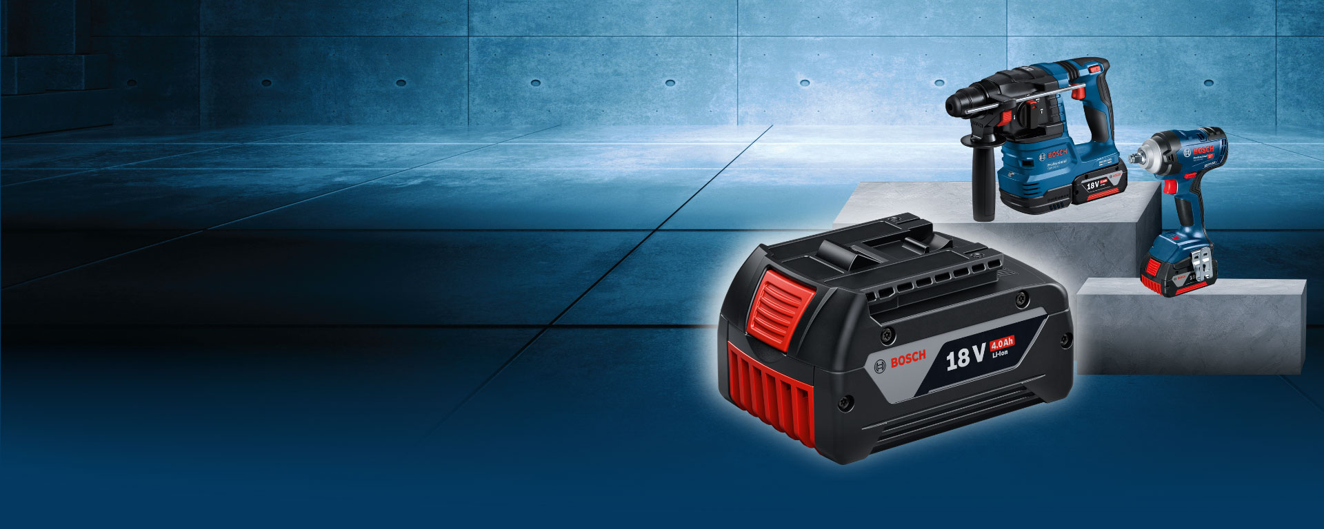 Hình ảnh cho thấy ba dụng cụ của Bosch trên nền bê tông màu xám: một cục pin, một máy khoan và một máy siết bu lông.