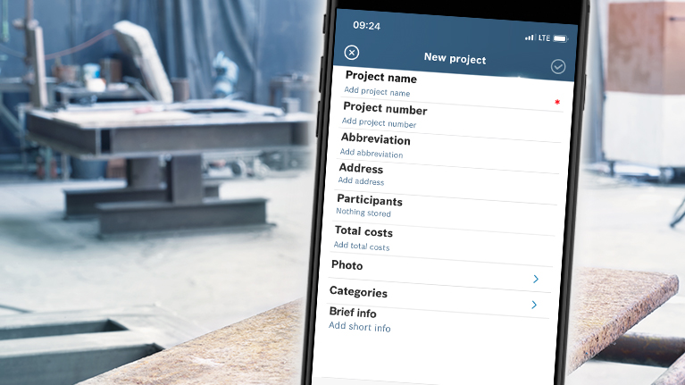 Một chiếc điện thoại thông minh hiển thị thông tin dự án trong xưởng.