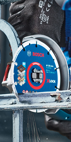 Lưỡi cưa Bosch Expert XLOCK được gắn trên một máy.