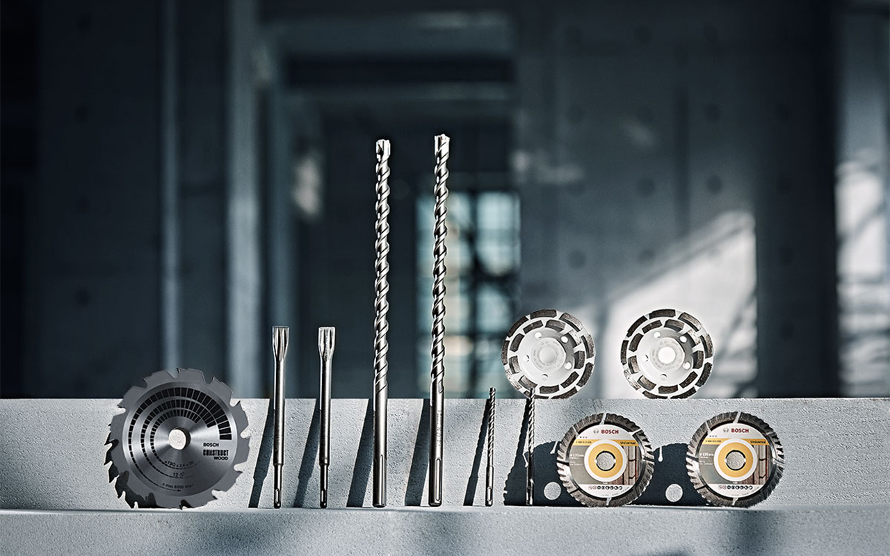 Công cụ Chuyên nghiệp Bosch: nhiều loại mũi khoan và lưỡi cưa trên bê tông.