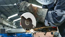 Một người đang cắt kim loại bằng đĩa cắt Bosch Professional.