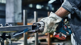 Một máy mài góc không dây Bosch Professional được cầm bằng một tay.