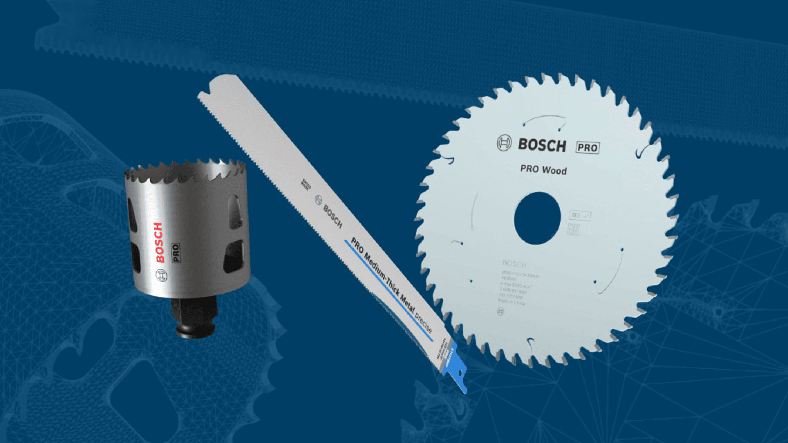 Ba lưỡi cưa Bosch Professional được sắp xếp trên nền xanh.