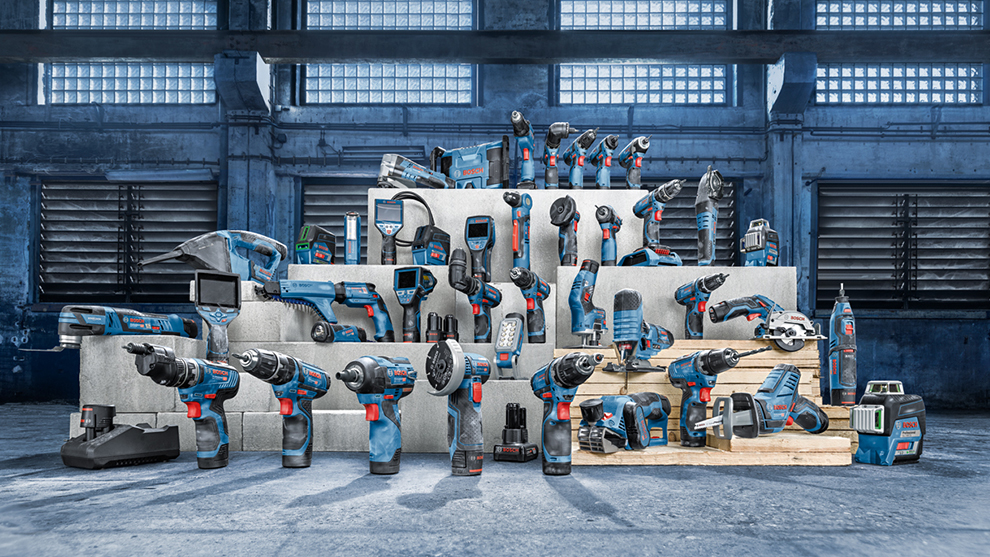 Dòng sản phẩm Hệ thống Professional 12V  Các công cụ Bosch Professional khác nhau trên pallet gỗ và bê tông.