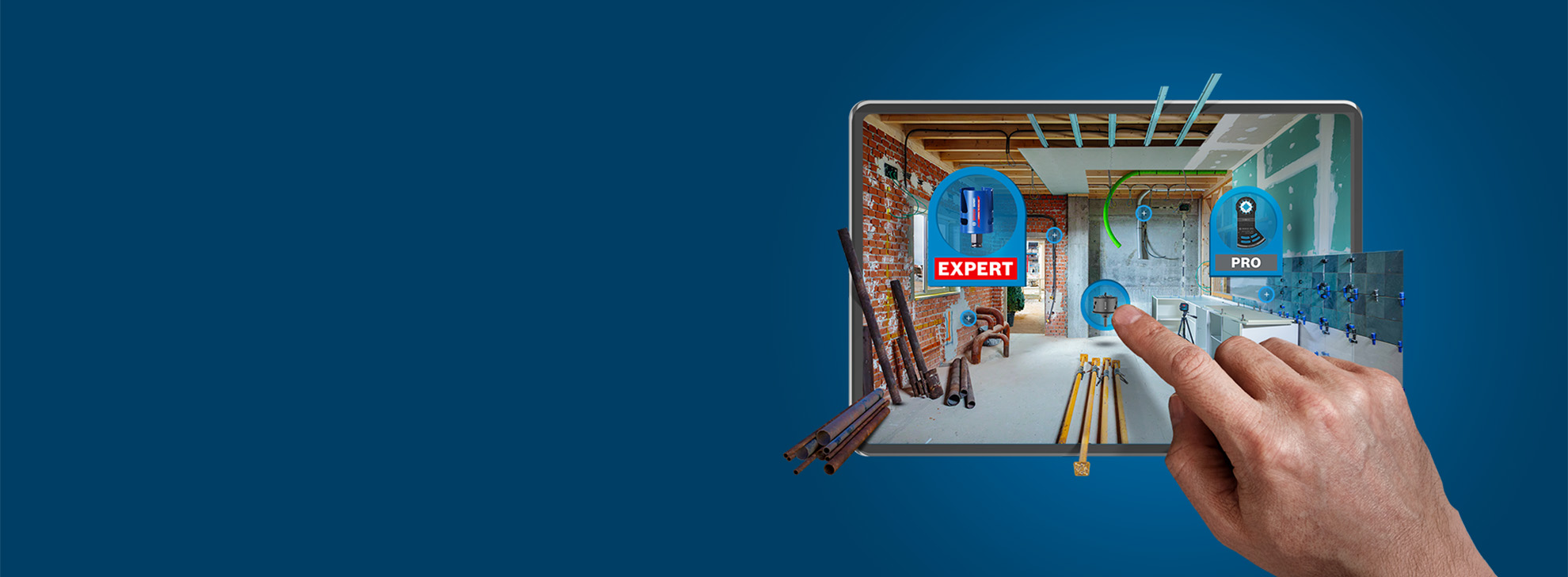 Một bàn tay chạm vào một máy tính bảng có công cụ trong một phòng xây dựng.