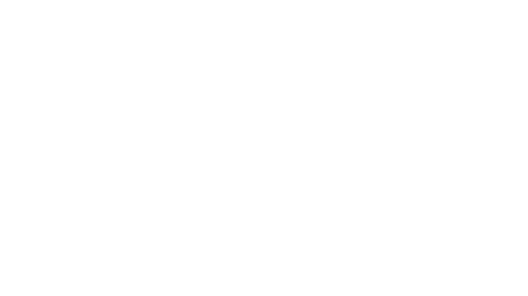 Một công cụ Bosch Professional nằm trên một bàn làm việc bằng gỗ.