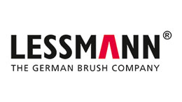 LESSMΛNN® GmbH Logo Lessmann, gồm chữ màu đen với điểm nhấn màu đỏ.